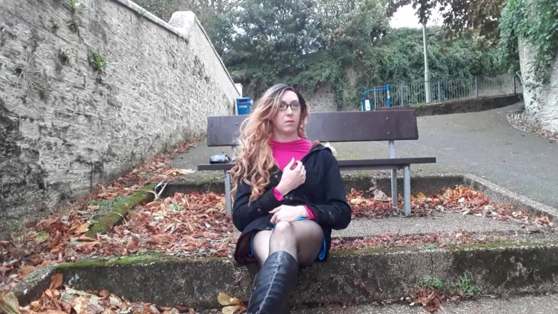 The Midnight Minx: Travestiet buitenshuis toont en trekt af