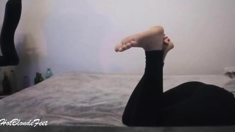 Miley Grey: 彼女は彼女の足で遊んでいる - マイリー·グレイ