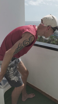 Riskantní Velký Čůrák Si Honí Venku Na Mém Balkóně