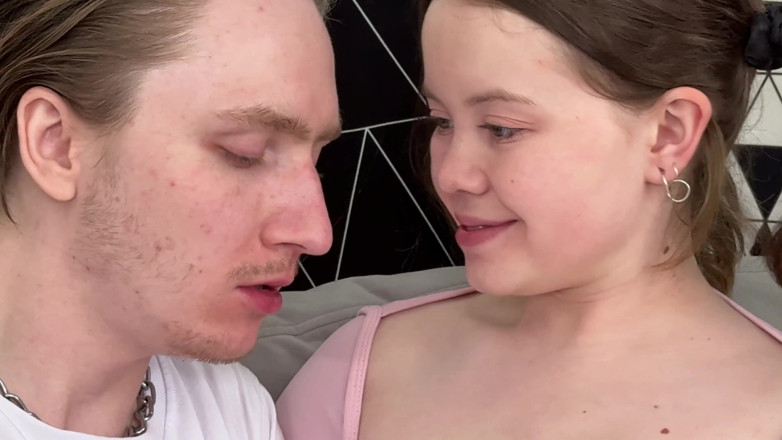 Dirty fantasy: 18-jährige stiefschwester mit dicken titten bekommt einen geschmack von einem...