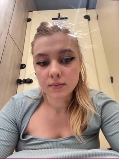 JuiceLussie: Squirting estremo. Seduta in cam e ditalino anale