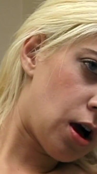 Mladá Blondýnka Masturbuje Na Stříkat