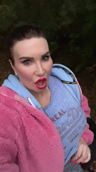 Sophie James: Parkta amına işiyor