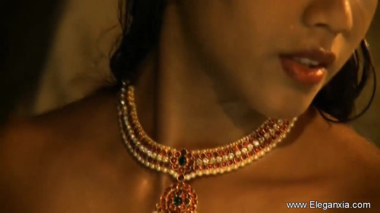 Eleganxia: Indische babe pronkt met haar prachtige lichaam buitenshuis
