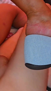 Sexy MILFka je ošukaná v Džínových žabkách na platformě
