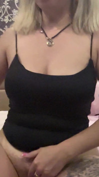 Meine hängenden möpse sind mit großen nippeln sehr geil! und es ist sehr cool, wenn ich sie erotisch ficke