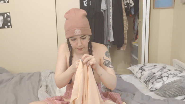 lilredvelvettt: Costura Em topless com Lilredvelvettt