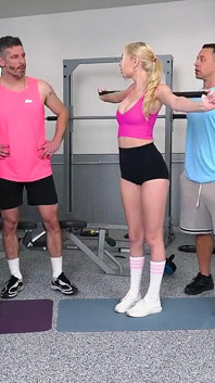 Die muschis ihrer heißen stieftochter können ihre stiefväter mehr schwitzen lassen als im fitnessstudio