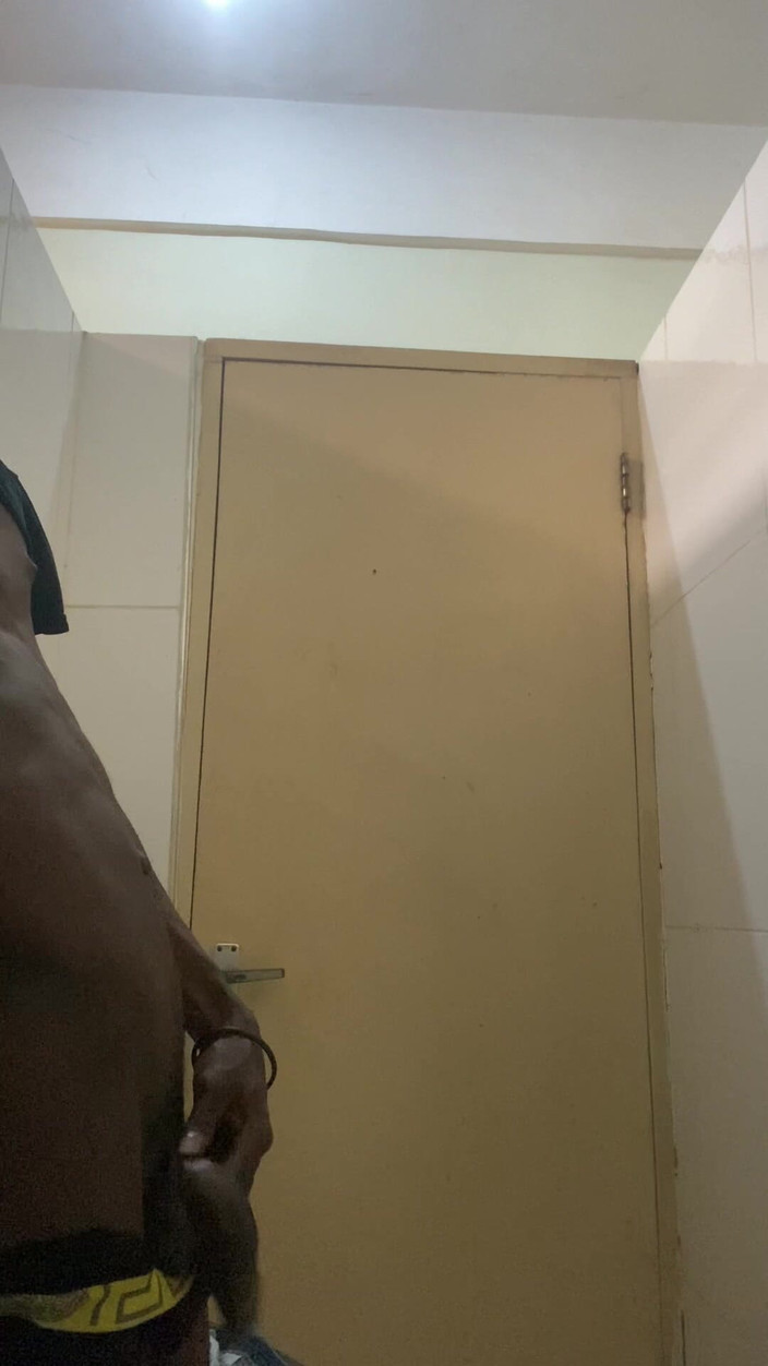 Slimniqqa: Большой черный член кончает в публичной туалете - часть 1