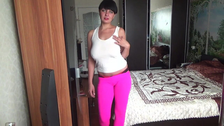 Sexy Milf: Kate yoga pantolonlu yüksek topuklu ve kısa beyaz üstlü seksi yürüyor