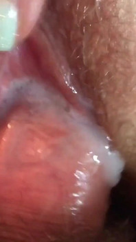 Він тре мій клітор своїм членом і кінчає в мою пизду