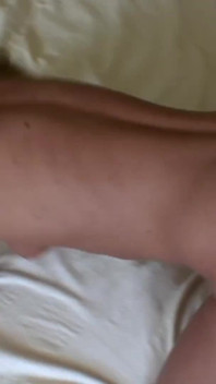 Blonďatá teenagerka s kulatým zadkem dostane udeřenou chlupatou kundičku v pov