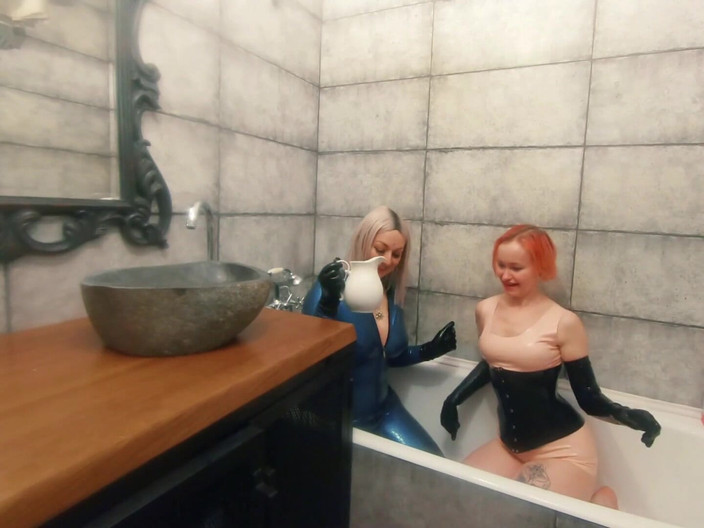 Arya Grander: Koupelový relax v latexové gumě s mlékem, romantické zábavné fetiš...