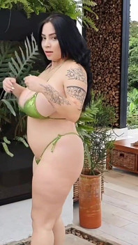 La formosa ragazza in bikini Kim Velez