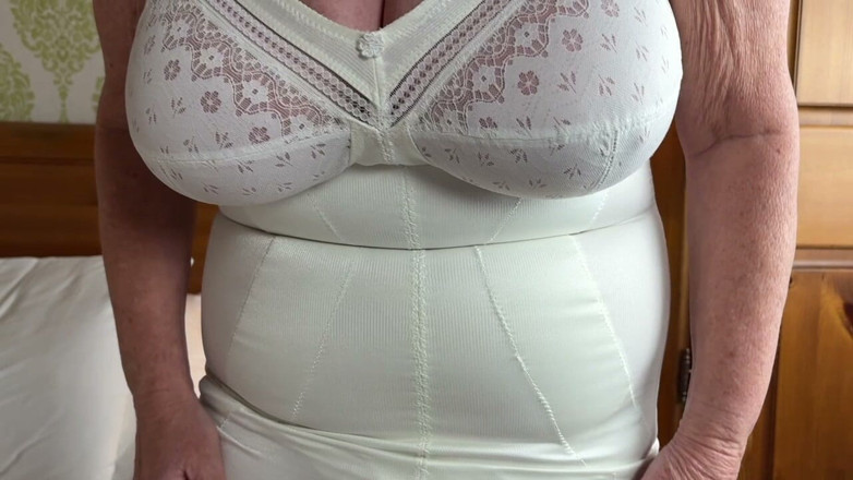 Aunty Sandra vintage girdle queen: Vgq48 阿姨桑德拉穿着她经典的复古胸衣