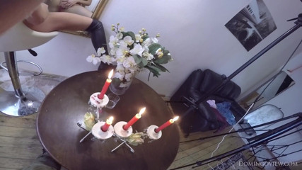 Domingo View: Sofia Z candle wax di pentas belakang pepek