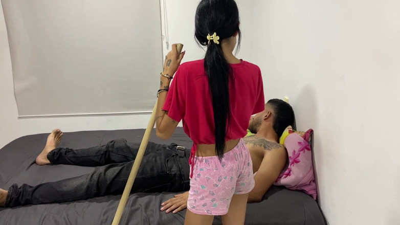 Chorran: 집에 청소하고 오르가즘을 느끼는 맛있는 마른 발정난 소녀