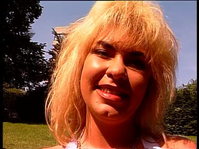 Lucky Cooch: Une MILF blonde à un entretien en plein air