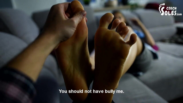 Czech Soles - foot fetish content: Unga och illaluktande fötter dominerar den stackars mannen