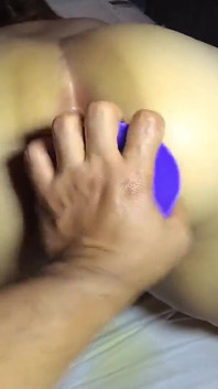 巨大なディルドを中に持たせるために巨大なお尻を作られました