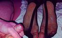 Coupl3fun: Любительська нейлонова дрочка ногами з камшотами!