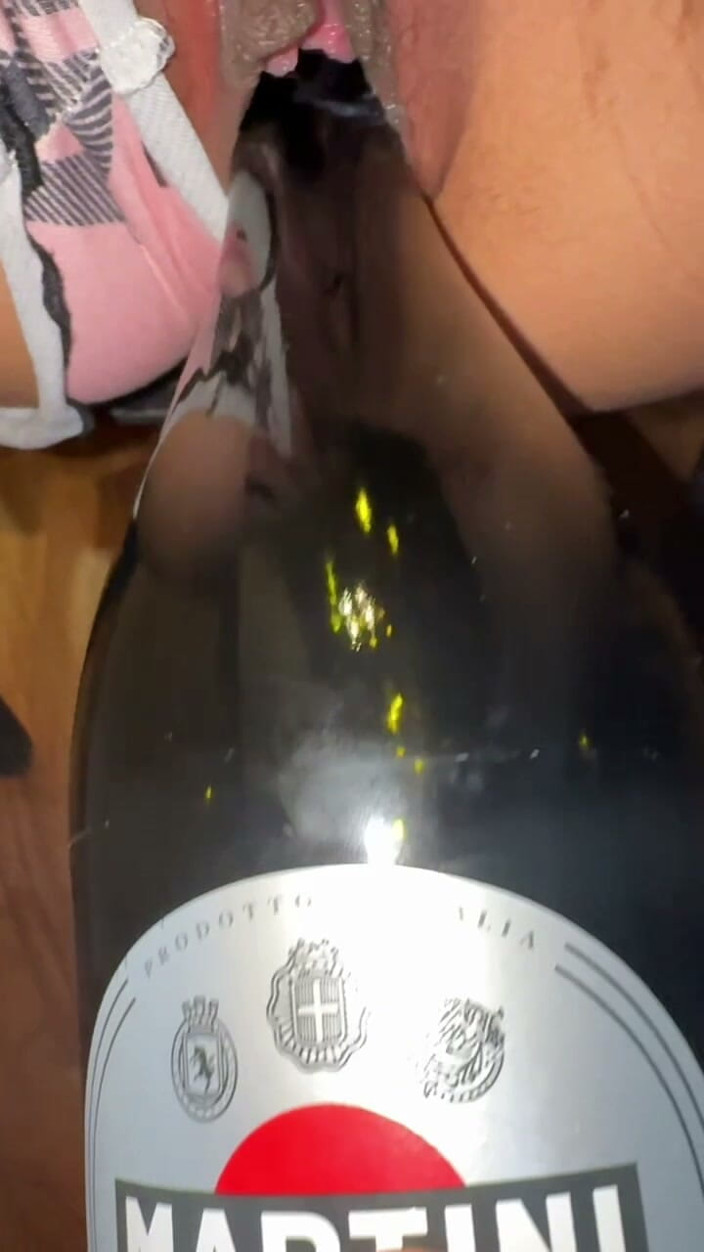 yourdreamgirl2003: Fick mit Flasche und seinem schwanz und komm wirklich hart!