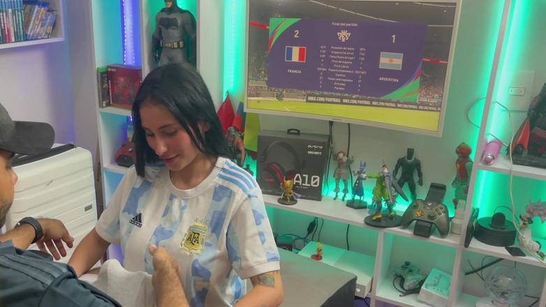 Jenifer Play: Arjantinli kız bahsi kaybediyor ve harika bir yarak emmek zorunda