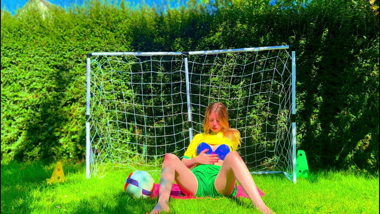 Stellafatale: La calciatrice brasiliana jersey provoca fino all'orgasmo in lingerie