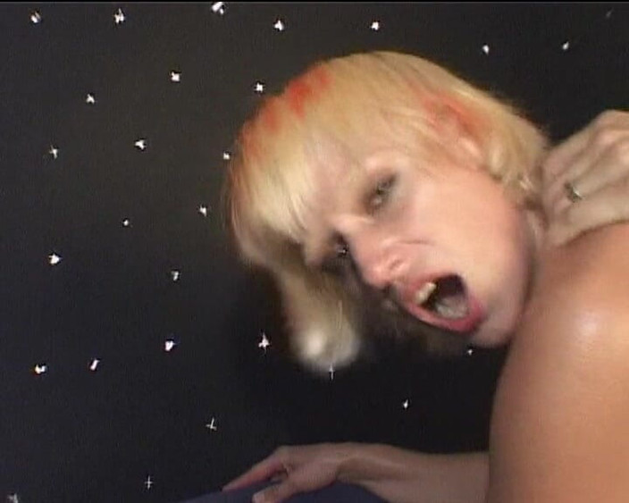 Videos Francaises: Slanke Franse blondine neemt een pik als een kampioen in...