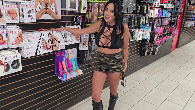 Abi James: 성인 극장에서 아비 제임스 프리미어 - 팬들은 이탈리아 밀프에 대한 야생 이동