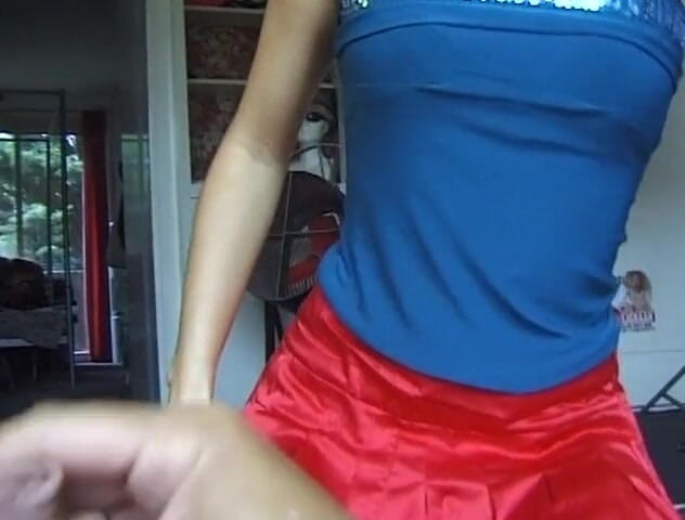Flash Model Amateurs: Une amatrice brune aux petits seins vide un gros wang