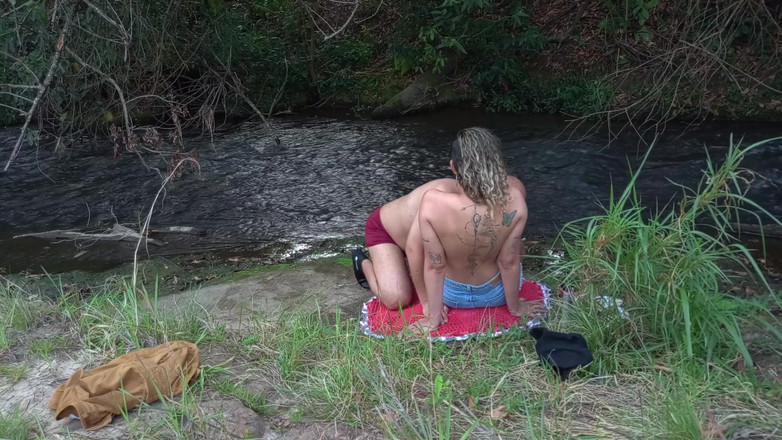 Victor SweetCoupleStories: झरने पर अजनबी के साथ मुठभेड़ सेक्स के साथ समाप्त होती है।