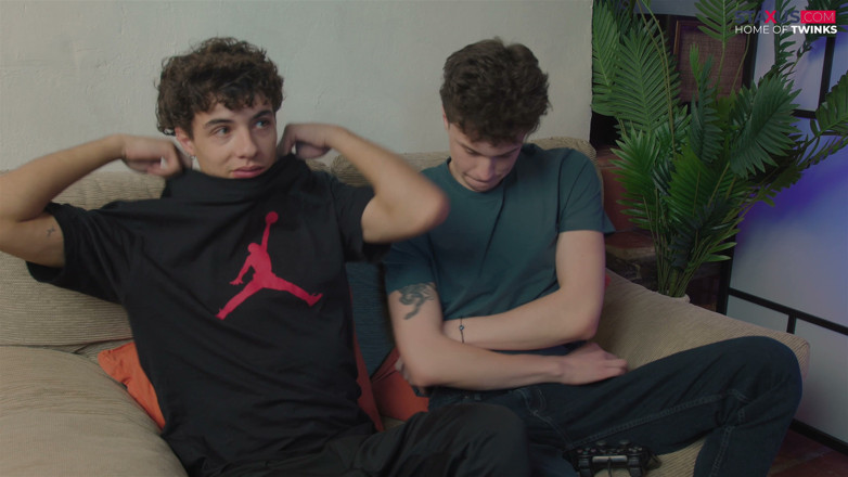 Staxus: Home of Twinks: Staxus покажи мені, як ти цілуєш свою дівчину