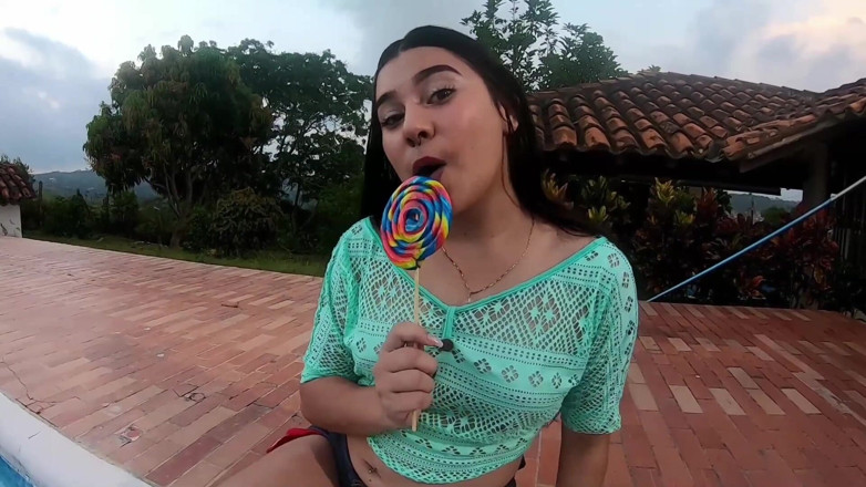 Sara films: Con đĩ hứng tình bú cu và khoe vú