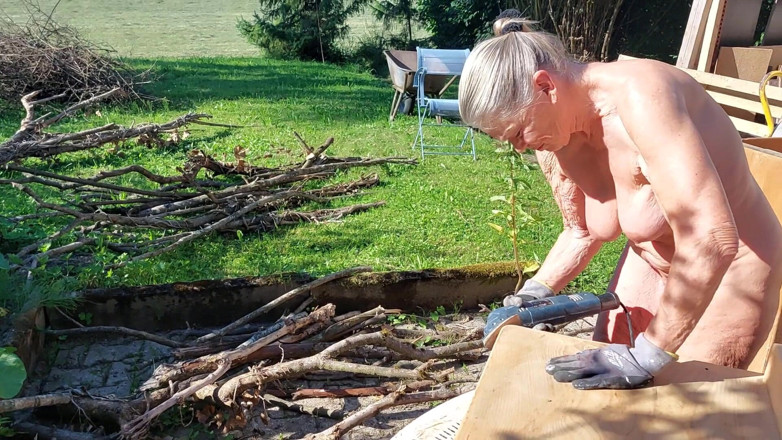 martinawest: Babcia pracuje nago w swoim ogrodzie!