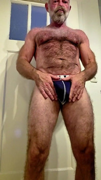 Chlupatý medvěd zkouší Jockstrap