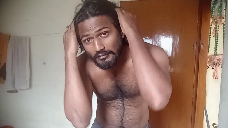 KUMBHA MANOJ KUMAR: Muie cu degetul