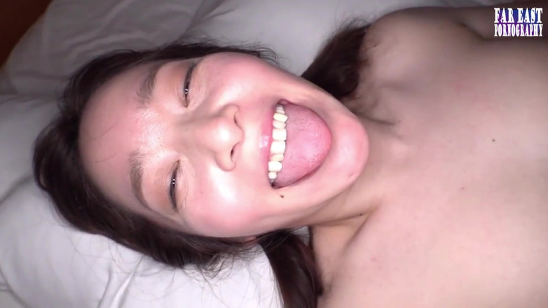 Far East pornography: Splashy Shame mengusik dengan si cantik yang tersenyum memendam dirinya...