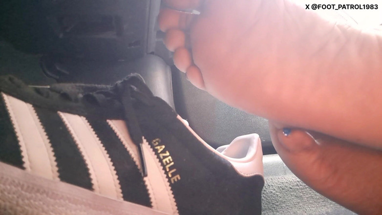 Foot Patrol: 맨발로 승용차에 타고 있는 동안 발 플레이