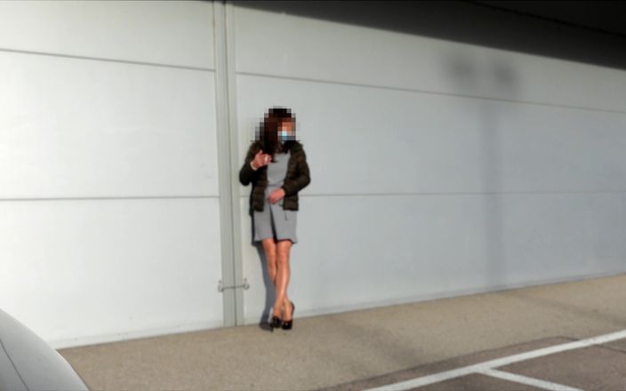 Loreley add: Un travesti pisse en collants dehors