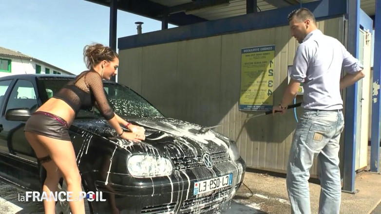 Rue Chaude: Gagica brunetă sexy se fute alunecos la spălătoria auto