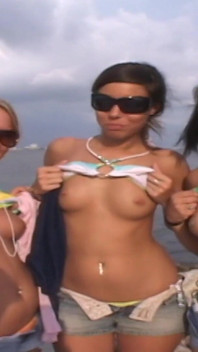 Tři sexy holky si hrají nahé na veřejné pláži