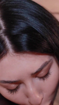 Roztomilá 18letá brunetka smyslně kouří jazykem a polyká všechno sperma s ptákem