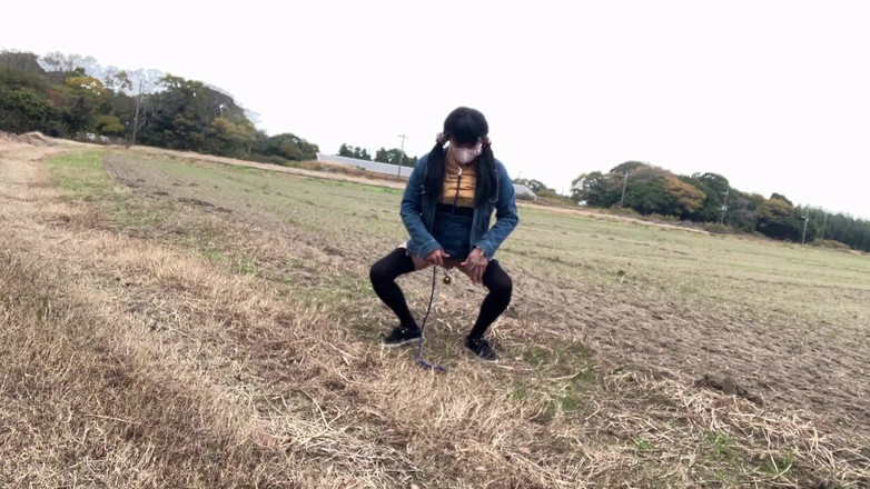 megu2002: Treino independente nº 34 Saia apertada com sutiã enrolado e caminhada...