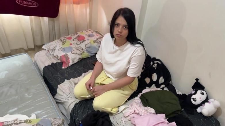 Crisanto999: Minha bela meia-irmã tímida gravando vídeo e preenchendo sua buceta