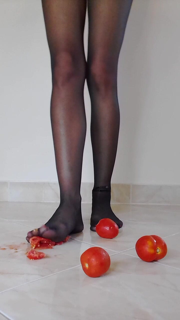 MissAnja_FH: Tomate aplastado en pantimedias negras