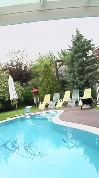 Mia moglie, una puttana con due tette provocanti e capelli castani, prende un enorme cazzo in bocca all'aperto