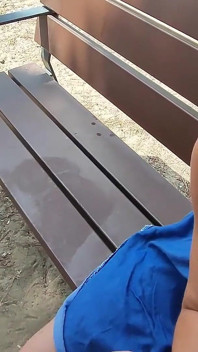 Dick flash - ik trek mijn pik tevoorschijn in het bijzijn van een meisje in de ... Ik kom klaar in haar tieten - extreem erg risicovol -