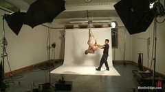 Men on Edge: 热辣的体格模特对被和束缚感到好奇