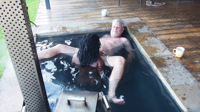 Black Swan: Morning mist magic- la hotwife viene scopata in piscina